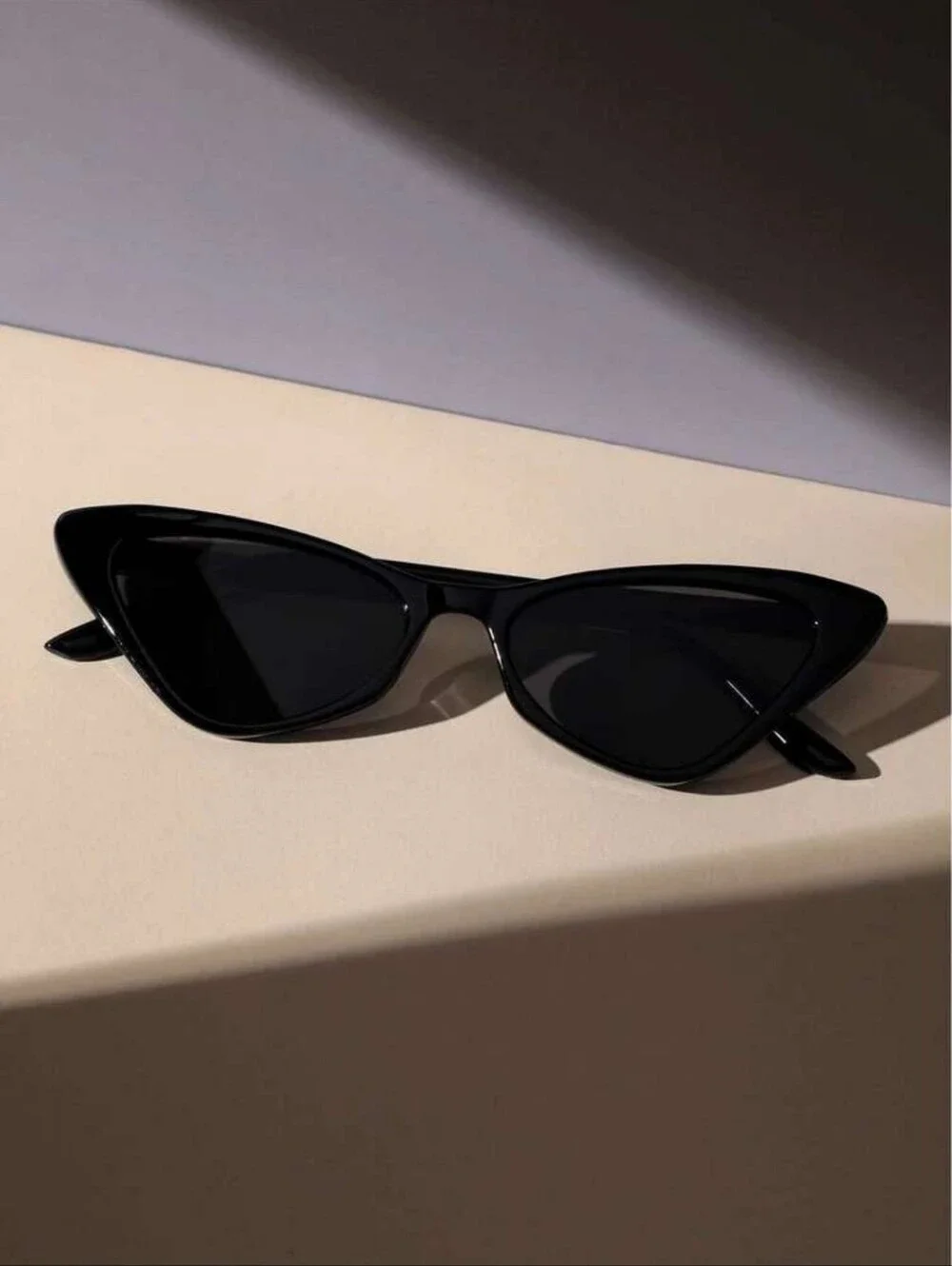 Women's Black Cat-Eye Sunglasses - Fashionable Shades